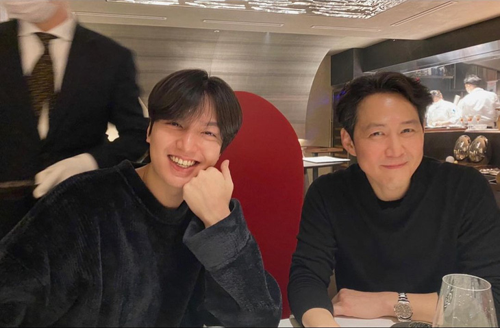 Lee Jung Jae ‘ngang ngược’ nắm tay Lee Min Ho gây sốt - Ảnh 2.