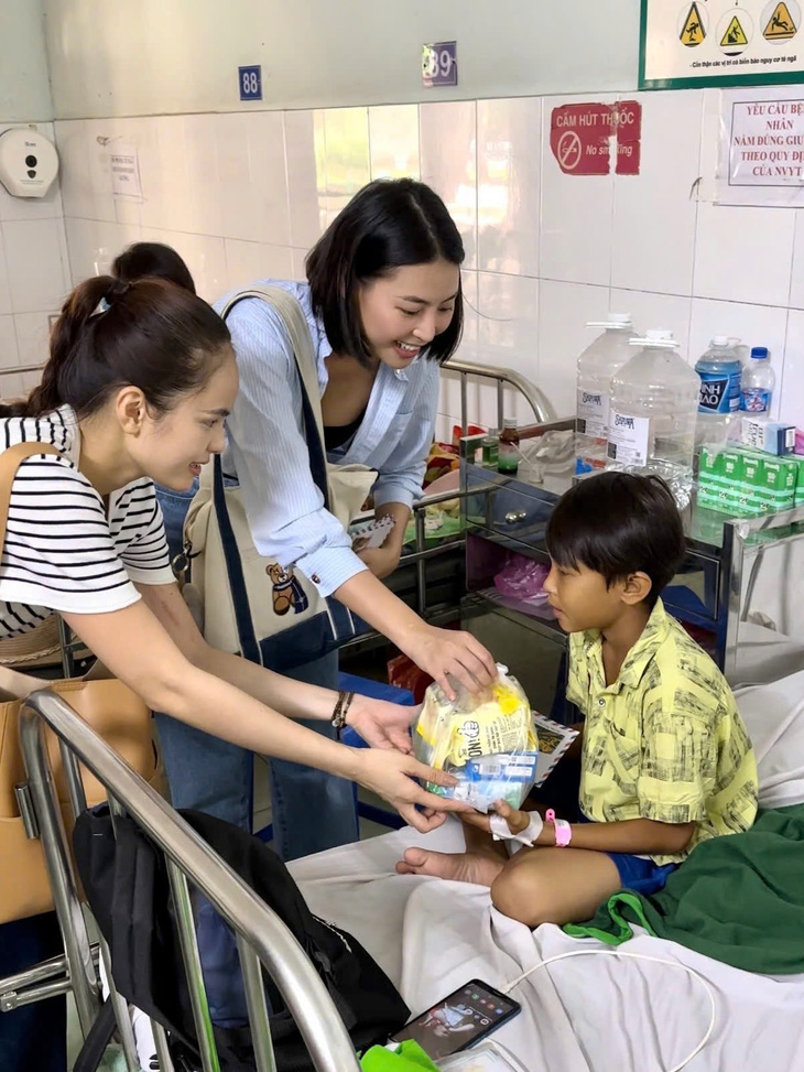 Đào Hà, á hậu Huỳnh Kim Anh mang trung thu yêu thương đến với bệnh nhi - Ảnh 1.