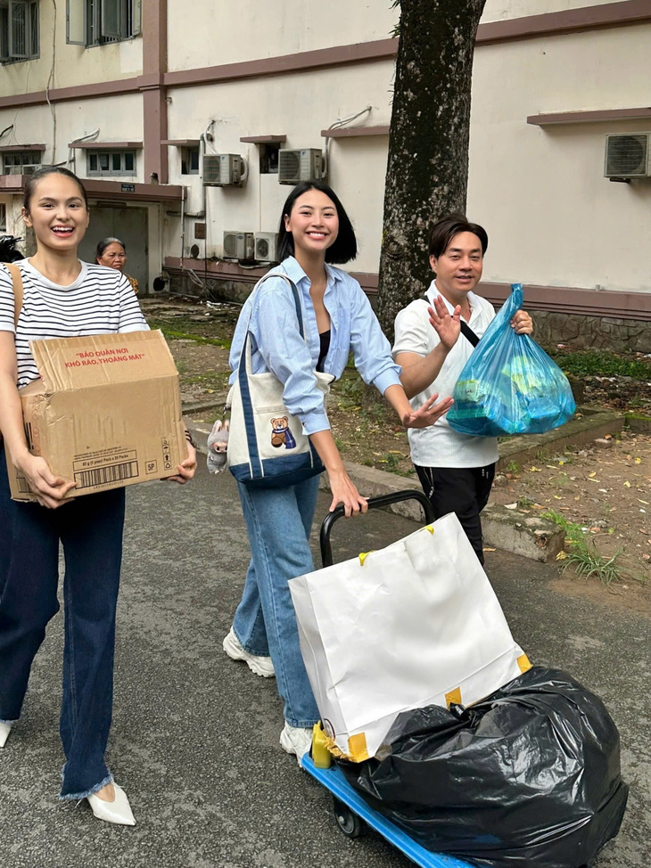 Đào Hà, á hậu Huỳnh Kim Anh mang trung thu yêu thương đến với bệnh nhi - Ảnh 4.