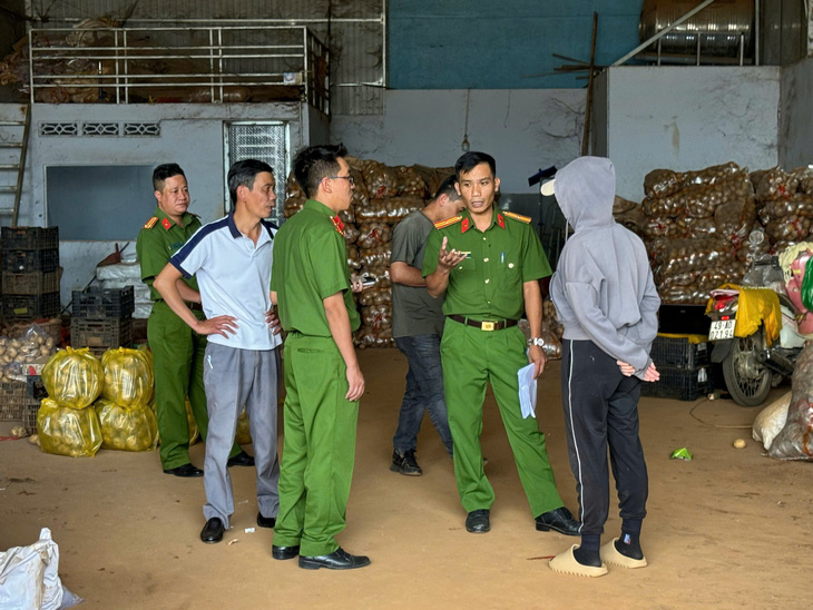 Nhiều vựa nông sản bôi đất đỏ Đà Lạt lên khoai tây Trung Quốc - Ảnh 1.