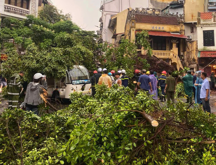 Quận Hoàn Kiếm bác tin sập nhà trên phố cổ Hà Nội sau cơn dông chiều 6-9 - Ảnh 1.