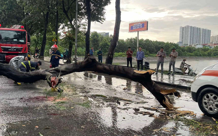 Công an Hà Nội khuyến cáo người dân đi lại ra sao khi bão Yagi ảnh hưởng? - Ảnh 2.