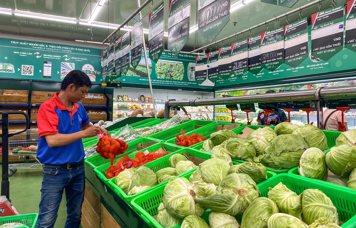 Siêu thị miền Bắc tăng hàng hóa, kéo dài thời gian mở cửa trước khi siêu bão Yagi đến - Ảnh 2.