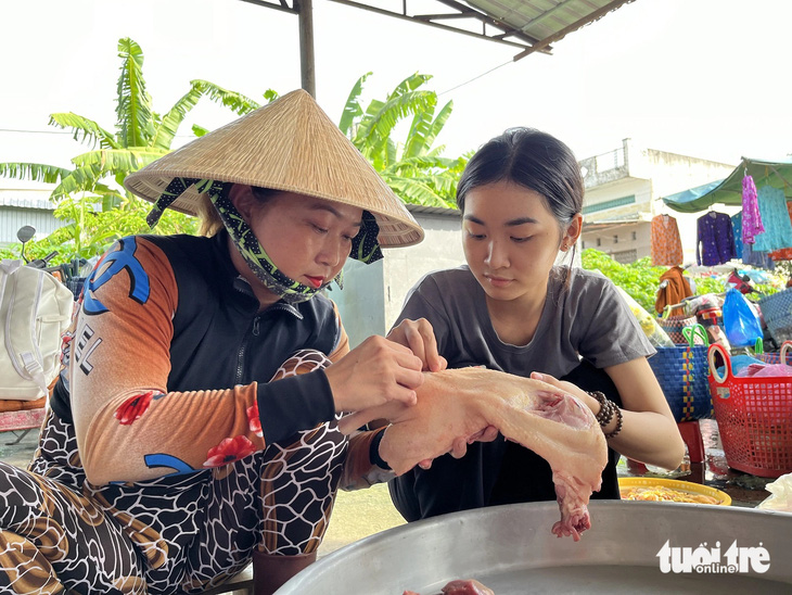 Cha mẹ nuôi bò vỡ nợ 200 triệu, con gái hứa tự kiếm học phí ‘chỉ xin đừng kêu con bỏ đại học’ - Ảnh 2.