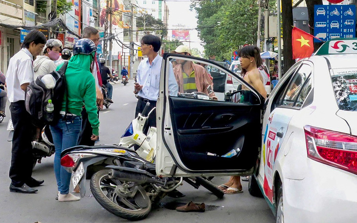 Mở cửa xe bất cẩn dễ khiến người khác gặp nạn, các bác tài chú ý giùm - Ảnh 3.