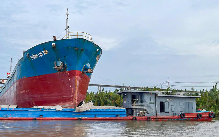 Người đàn ông chở gạch bị sà lan đâm tử vong - Ảnh 2.