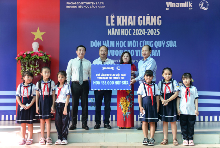 Tặng gần 200.000 hộp sữa cho học sinh ngày tựu trường - Ảnh 3.