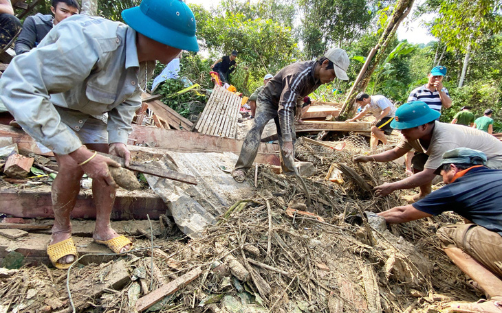 Vùng sạt lở Trà Leng: Đội xung kích sẵn sàng di dời dân những điểm nguy cơ - Ảnh 2.