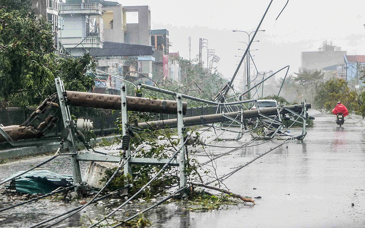 Thiệt hại ban đầu: Một người chết, sáu tàu chìm khi bão số 3 đổ bộ - Ảnh 2.