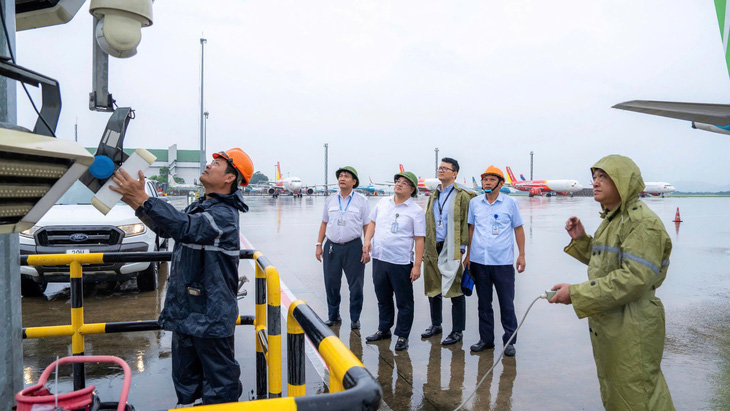 Quảng Ninh: Gió mạnh cấp 12, giật cấp 15, tàu bè ở Vân Đồn trôi theo gió bão - Ảnh 3.