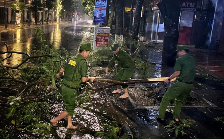 Hải Phòng cây cối, cột đèn đổ ngổn ngang, nhiều khu công nghiệp ngập nặng - Ảnh 4.