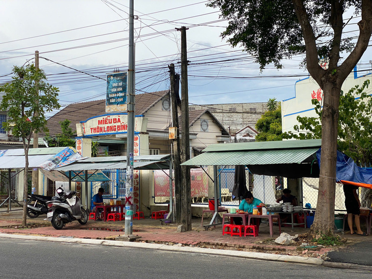 Bánh bèo hơn 30 năm ở miếu Long Bình có gì ngon mà níu chân du khách - Ảnh 1.