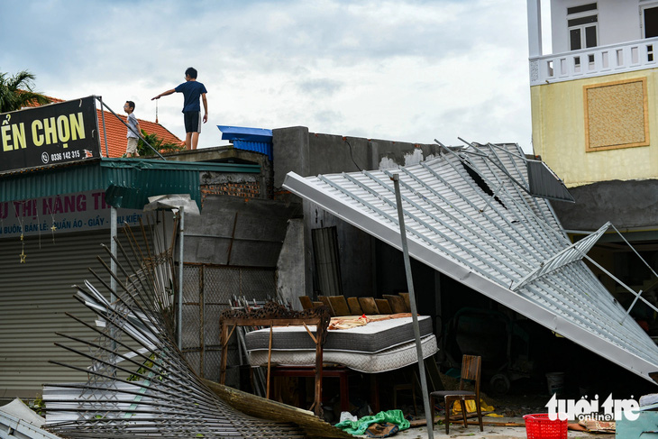 Ngoại thành Hải Phòng mái tôn bay la liệt ra đường sau bão số 3 - Ảnh 2.