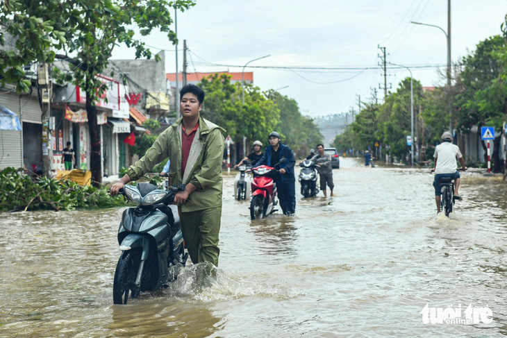 Ngoại thành Hải Phòng mái tôn bay la liệt ra đường sau bão số 3 - Ảnh 12.