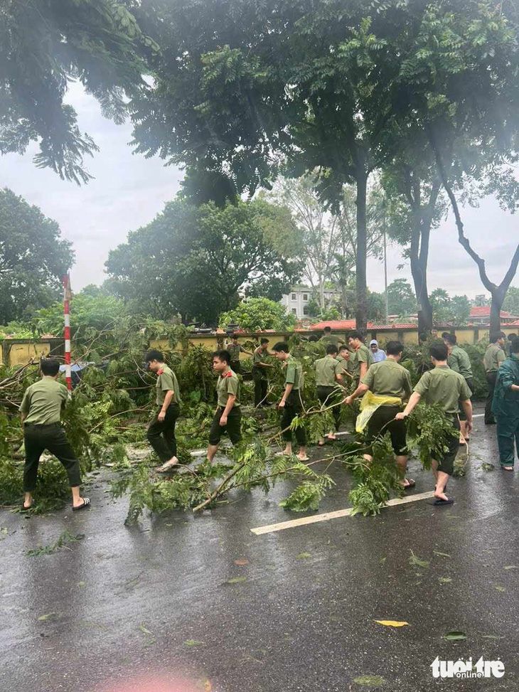 Những hình ảnh xúc động khi lực lượng chức năng, người dân chung tay dọn dẹp sau bão - Ảnh 10.