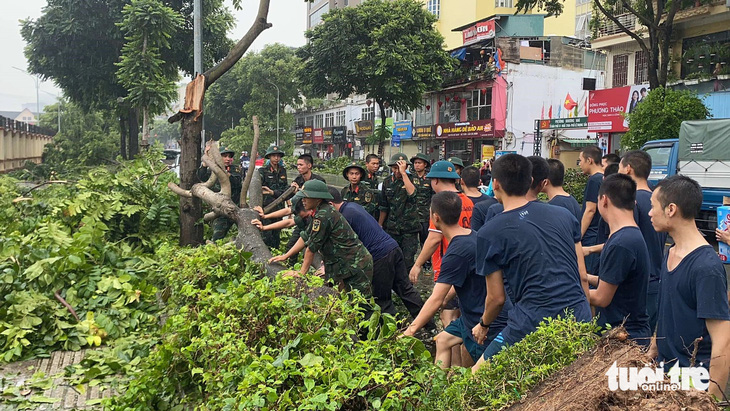 Những hình ảnh xúc động khi lực lượng chức năng, người dân chung tay dọn dẹp sau bão - Ảnh 12.