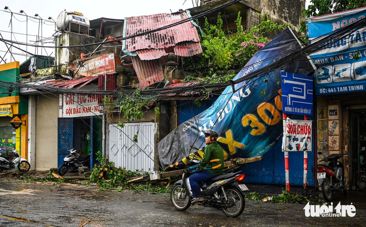 Người Hà Nội hối hả dọn dẹp sau bão số 3, sẵn sàng đón người gặp nạn đến nhà  - Ảnh 8.