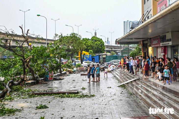 Người Hà Nội hối hả dọn dẹp sau bão số 3, sẵn sàng đón người gặp nạn đến nhà  - Ảnh 10.