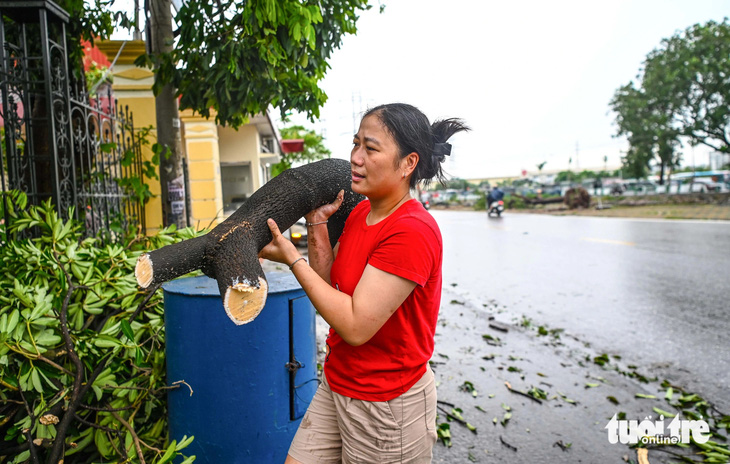 Người Hà Nội hối hả dọn dẹp sau bão số 3, sẵn sàng đón người gặp nạn đến nhà  - Ảnh 17.