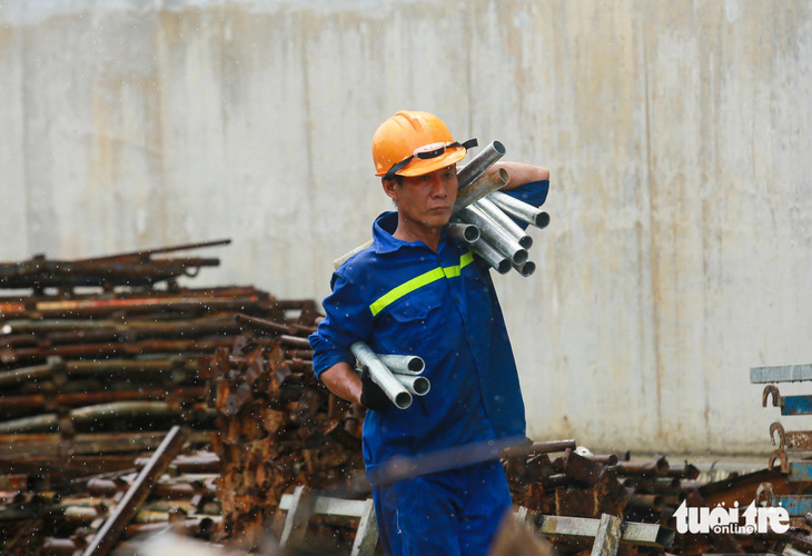 Phải lùi ngày thông xe nhánh hầm chui Nguyễn Văn Linh vì mưa - Ảnh 1.