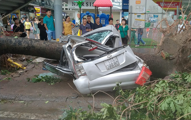 Thủ tướng: Người dân đang phải chịu thiệt hại do bão, hỗ trợ với tinh thần khẩn trương nhất - Ảnh 2.