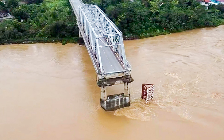 Sập cầu Phong Châu tại Phú Thọ, 10 ô tô rơi xuống sông, 13 người mất tích - Ảnh 11.