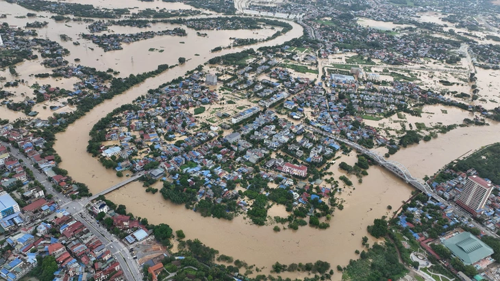 Nhiều đội hỗ trợ từ Hà Nội xuyên đêm chở thuyền lên ứng cứu người dân Thái Nguyên - Ảnh 4.