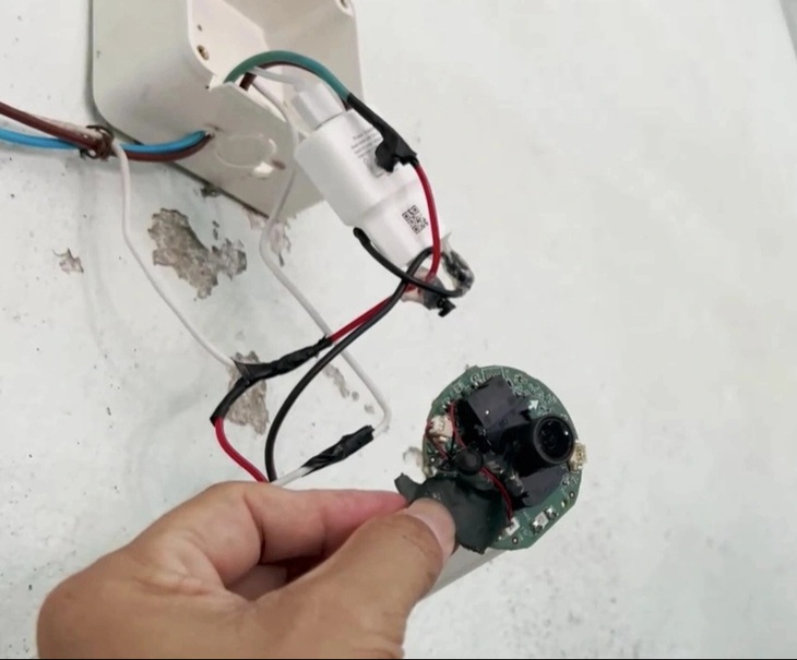 Lấy lời khai vụ nhà tắm phòng trọ nữ sinh bị gắn camera quay lén - Ảnh 1.