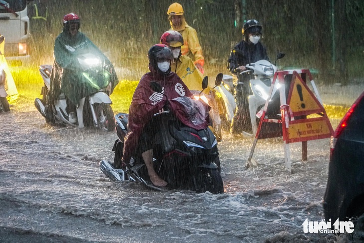 Hà Nội mưa trắng trời, ngập úng tứ phía, đường sá tắc dài hàng km - Ảnh 3.