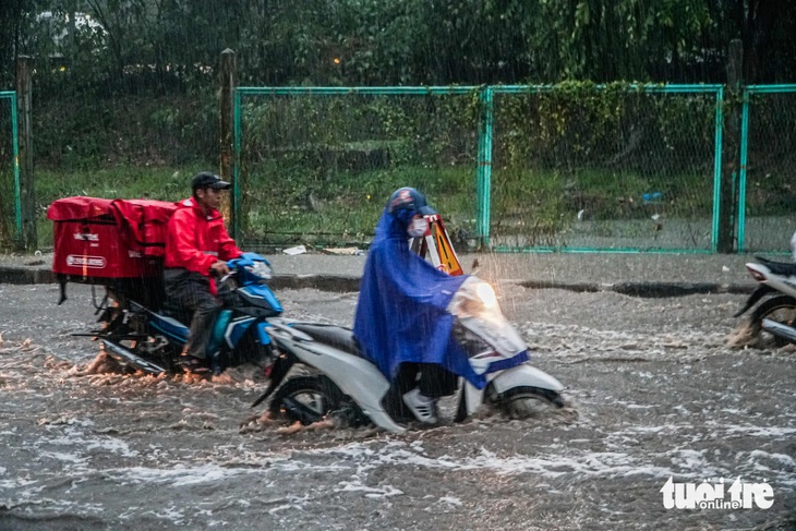 Hà Nội mưa trắng trời, ngập úng tứ phía, đường sá tắc dài hàng km - Ảnh 4.