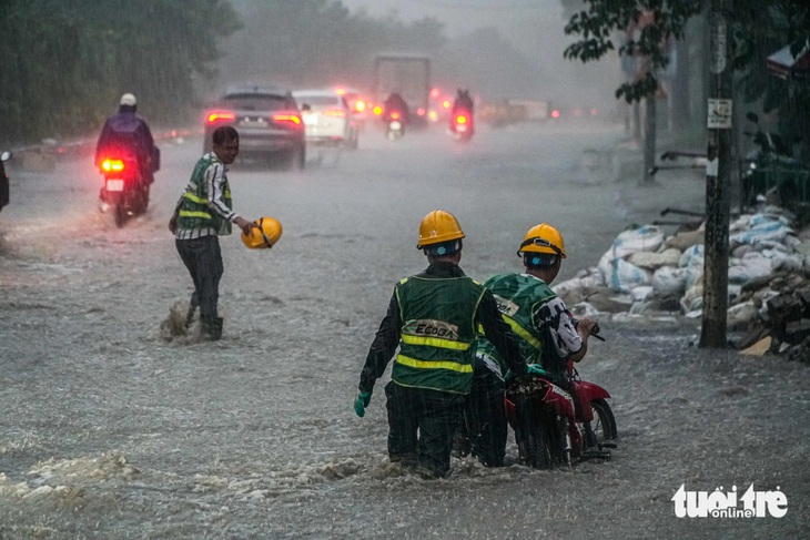 Hà Nội mưa trắng trời, ngập úng tứ phía, đường sá tắc dài hàng km - Ảnh 7.