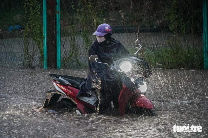 Hà Nội mưa trắng trời, ngập úng tứ phía, đường sá tắc dài hàng km - Ảnh 9.