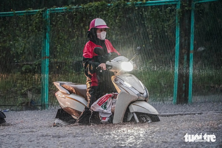 Hà Nội mưa trắng trời, ngập úng tứ phía, đường sá tắc dài hàng km - Ảnh 10.