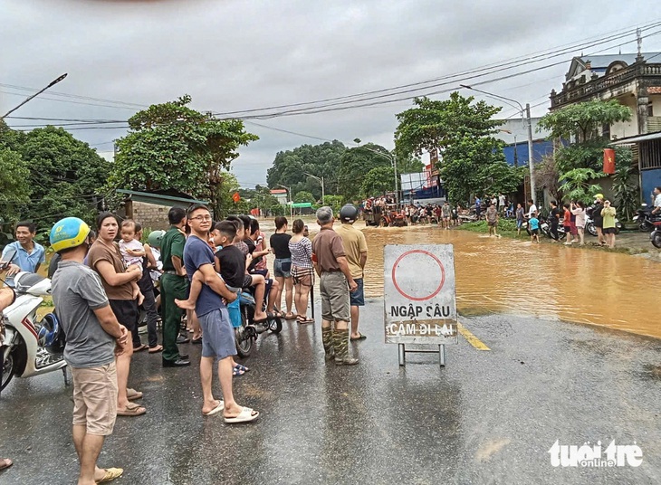 Nhiều đội hỗ trợ từ Hà Nội xuyên đêm chở thuyền lên ứng cứu người dân Thái Nguyên - Ảnh 6.