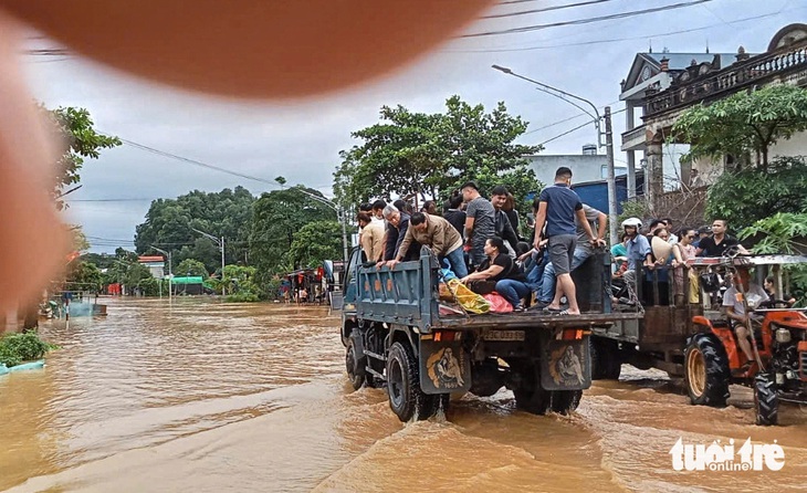 Thái Nguyên gọi, Hà Nội trả lời: Nhiều đội hỗ trợ xuyên đêm chở thuyền lên ứng cứu - Ảnh 5.
