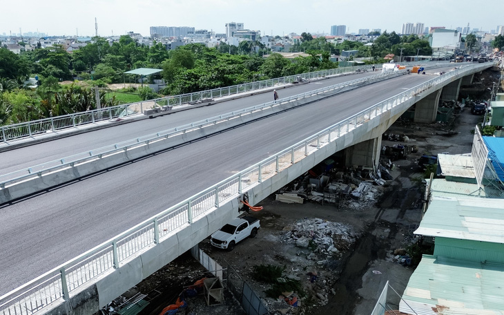 Lãnh đạo UBND TP.HCM chốt thông xe cầu Nam Lý sáng 2-10 - Ảnh 1.