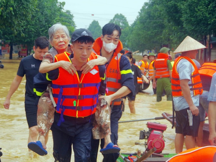 Nhiều đội hỗ trợ từ Hà Nội xuyên đêm chở thuyền lên ứng cứu người dân Thái Nguyên - Ảnh 3.