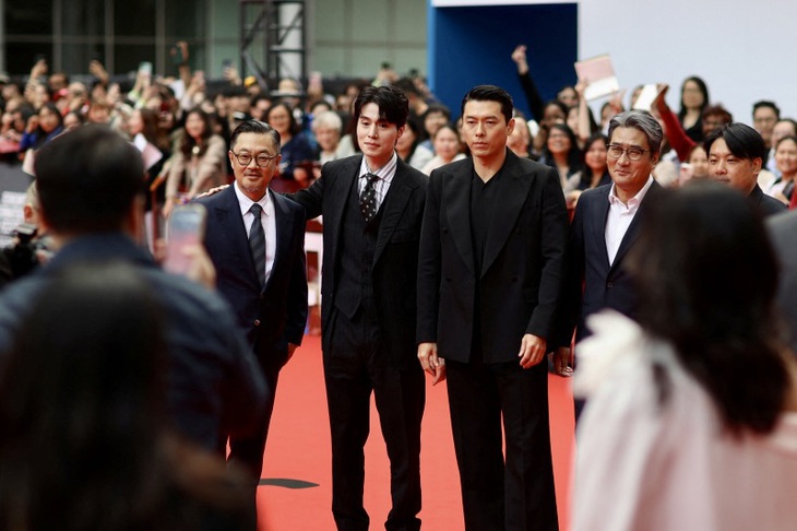 Hyun Bin - Lee Dong Wook 'đại náo' LHP Toronto 2024 - Ảnh 8.