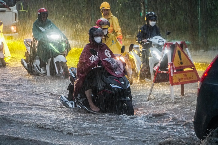 Vùng mây dông bao trùm Bắc Bộ lan đến tận Đà Nẵng, hôm nay vẫn mưa to như 'trút nước'