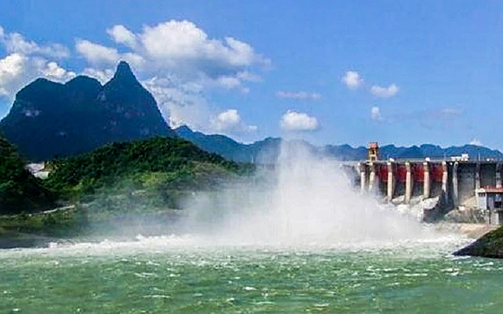Thủy điện Tuyên Quang mở cửa xả đáy thứ 4, 5 - Ảnh 2.