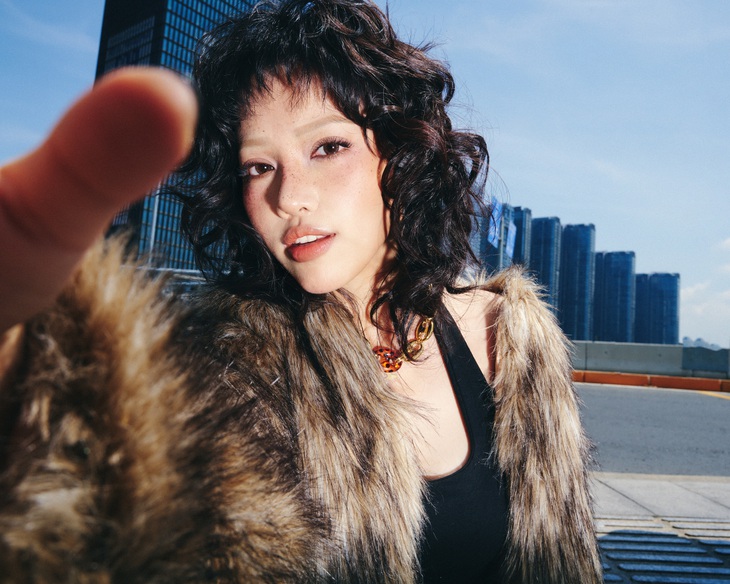 'Hù' fan bằng hình ảnh ma mị, Phùng Khánh Linh sắp ra album thứ ba? - Ảnh 1.