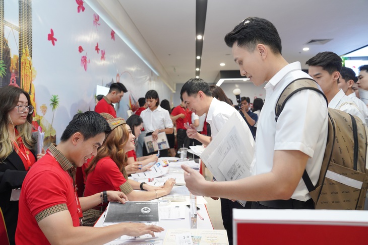 Dàn ứng viên xinh đẹp rạng rỡ khuấy động ngày hội việc làm lớn nhất năm của Vietjet - Ảnh 2.