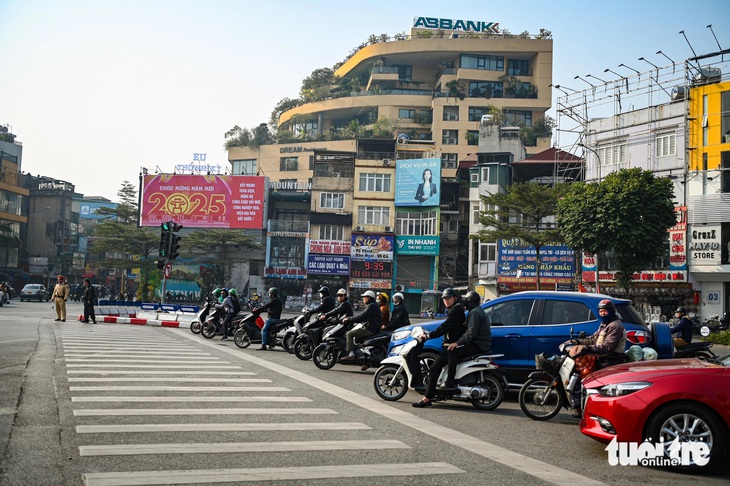 Ngày đầu tăng mức phạt giao thông, tài xế vượt đèn đỏ nói 'chắc chắn không dám tái phạm' - Ảnh 4.
