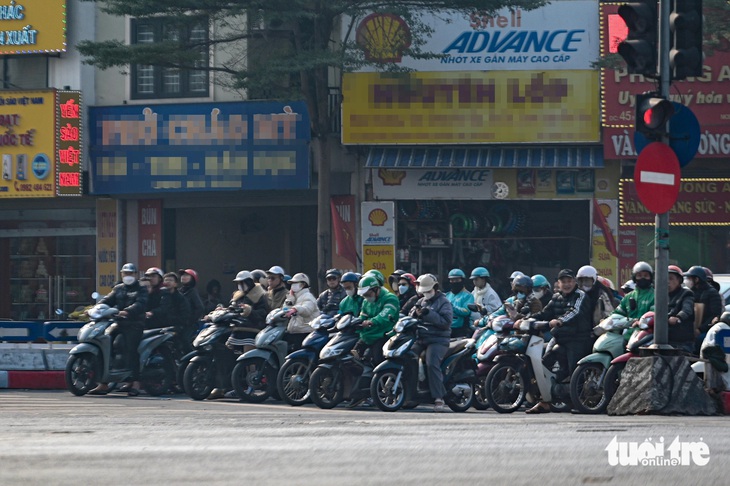 Ngày đầu tăng mức phạt giao thông, tài xế vượt đèn đỏ nói 'chắc chắn không dám tái phạm' - Ảnh 5.