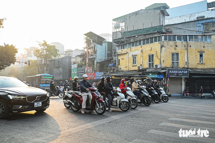 Ngày đầu tăng mức phạt giao thông, tài xế vượt đèn đỏ nói 'chắc chắn không dám tái phạm' - Ảnh 6.