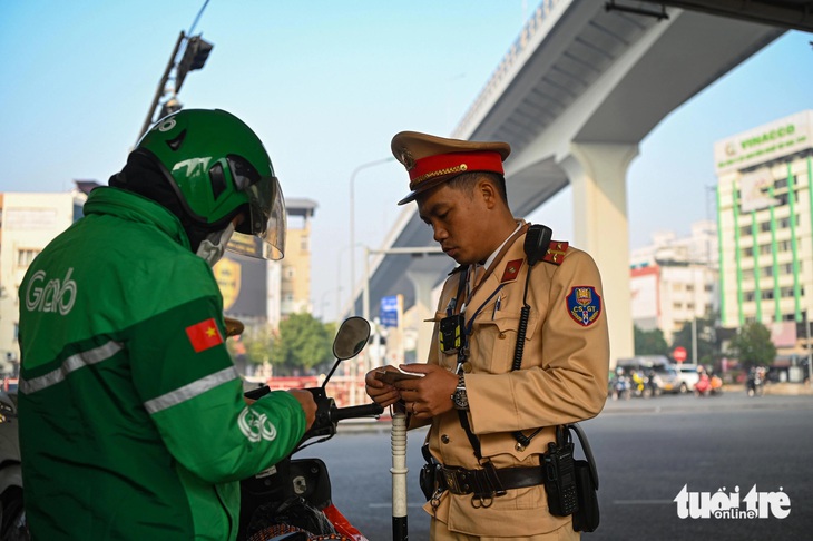 Ngày đầu tăng mức phạt giao thông, tài xế vượt đèn đỏ nói 'chắc chắn không dám tái phạm' - Ảnh 9.