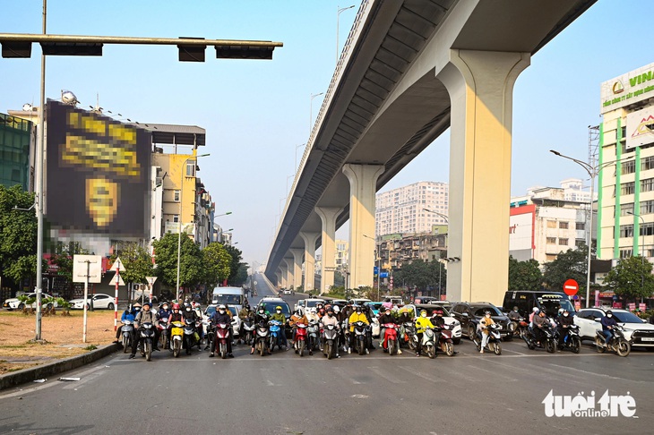 Ngày đầu tăng mức phạt giao thông, tài xế vượt đèn đỏ nói 'chắc chắn không dám tái phạm' - Ảnh 12.