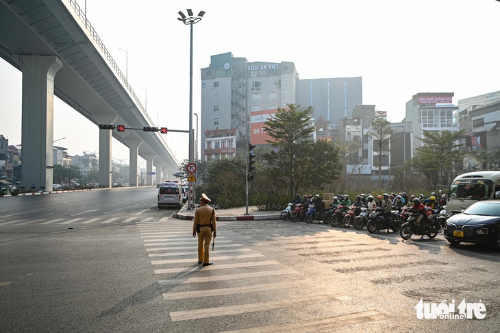 Ngày đầu tăng mức phạt giao thông, tài xế vượt đèn đỏ nói 'chắc chắn không dám tái phạm' - Ảnh 13.