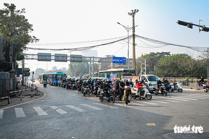 Ngày đầu tăng mức phạt giao thông, tài xế vượt đèn đỏ nói 'chắc chắn không dám tái phạm' - Ảnh 14.