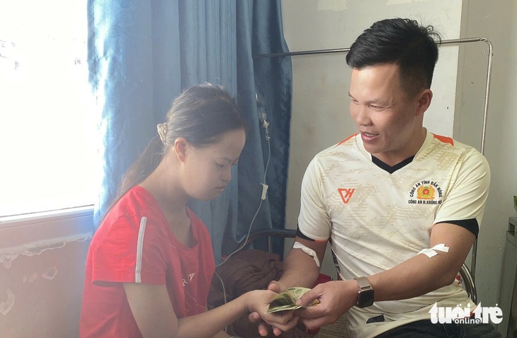 Đại úy công an hiến máu cứu nhiều em nhỏ và sản phụ - Ảnh 3.